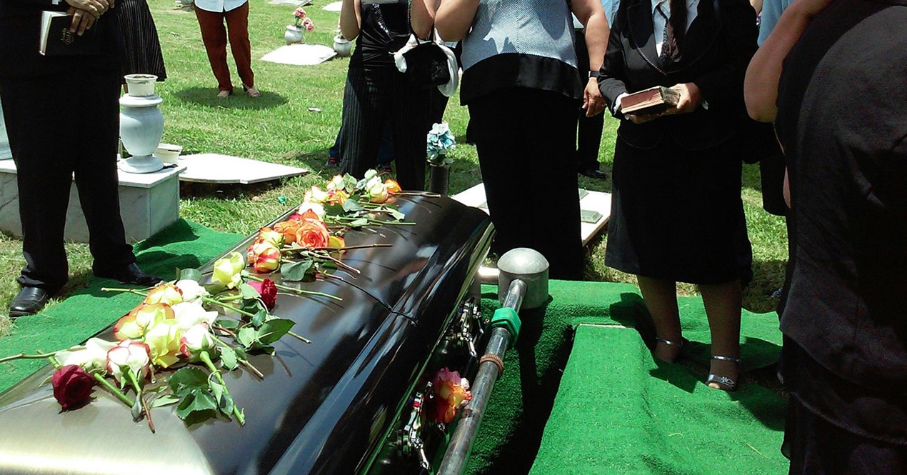 foto av kiste før den senkes ned i jorda