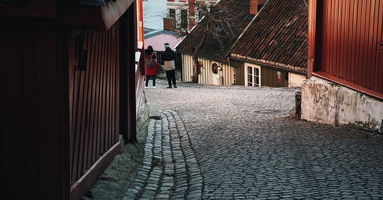 Bilde av trehus og murgård i Oslo 