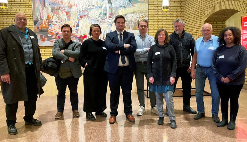 Bilde av Stortingsrepresentant Tobias Drevland Lund fra partiet (R) i stortingets vandrehall sammen med medlemmer og ansatte i Leieboerforeningen og aktivister fra Reduser_husleia etter at forslaget hadde blitt nedstemt av et stort flertall på Stortinget. 