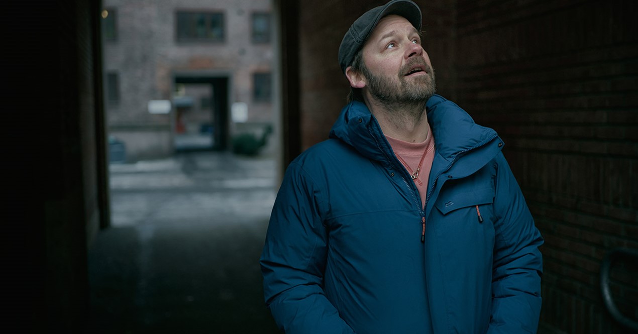 Foto av dokumentarfilmskaper Petter Nyquist i portrommet til den kommunale gården på Torshov hvor han bodde i 40 dager og lagde filmen "Petter -der ingen vil bo". 