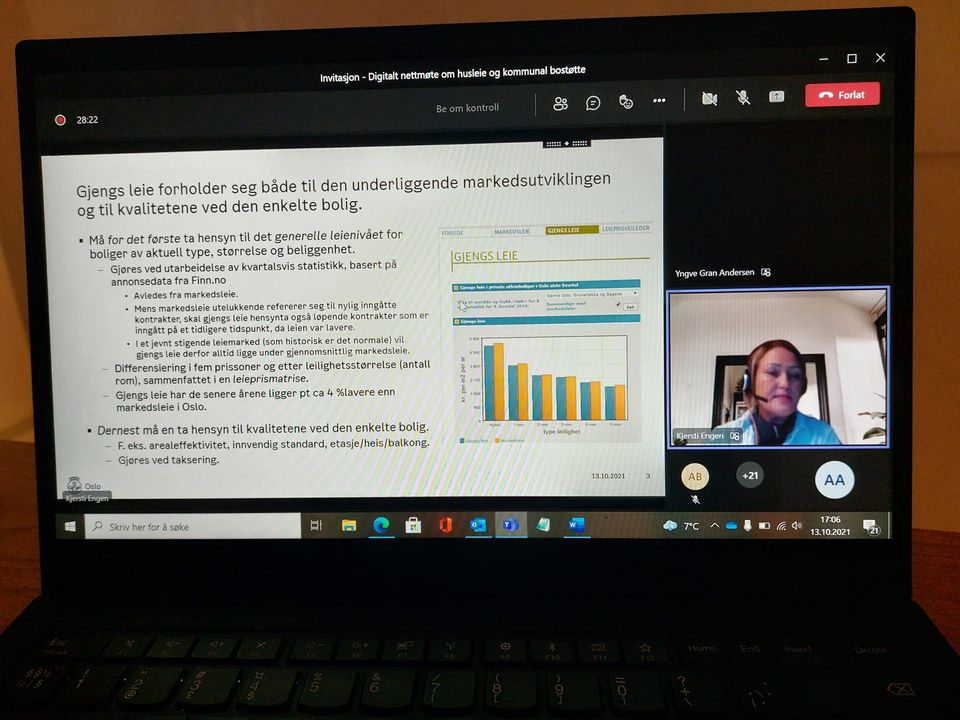 Bilde av en skjerm med en presentasjon og foredragsholder Kjersti Engen fra Boligbygg.