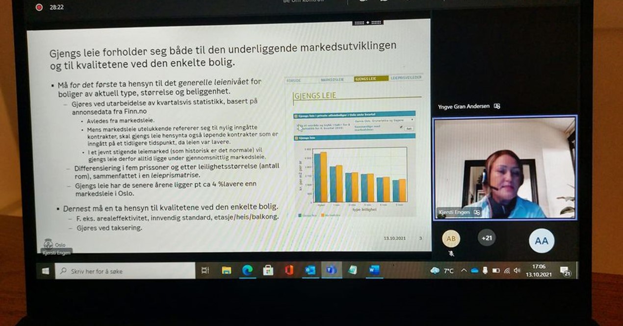 Bilde av en skjerm med en presentasjon og foredragsholder Kjersti Engen fra Boligbygg.